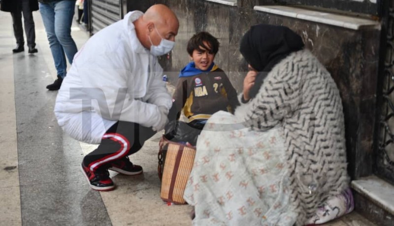 بالصور.. عملية تضامنية لجمع ونقل الأشخاص بدون مأوى عبر بلديات العاصمة