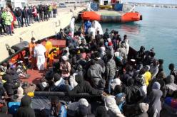 إيطاليا تنقذ خلال يومين أكثر من 2400 لاجئ