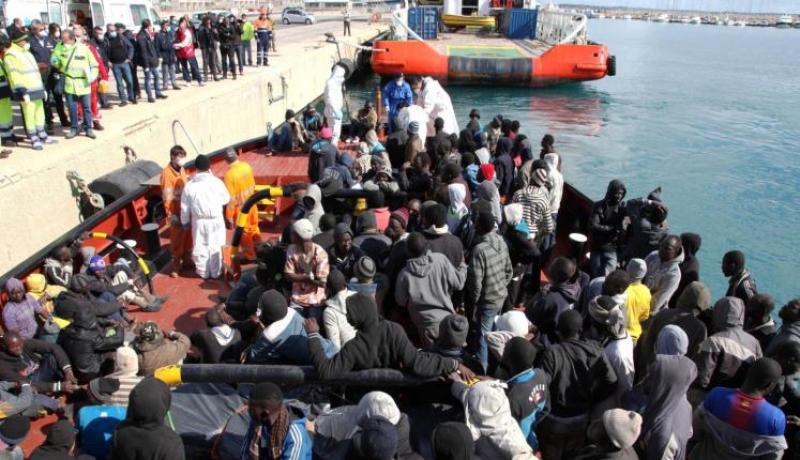 إيطاليا تنقذ خلال يومين أكثر من 2400 لاجئ