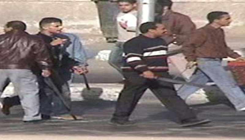 يقتحمون عيادة بالأسلحة انتقاما لطرد زميلهم من منصبه