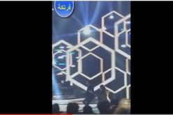 بالفيديو معجبة تطارد تامر حسني على المسرح في الكويت