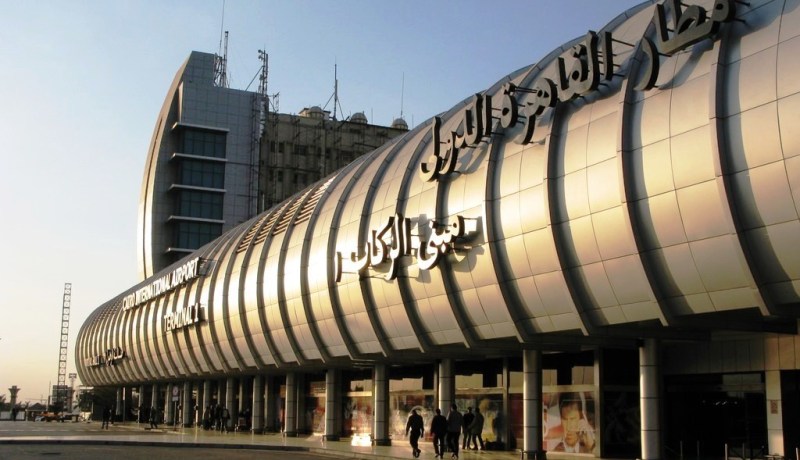 هبوط طائرة وزير الداخلية العماني اضطراريا في مطار القاهرة