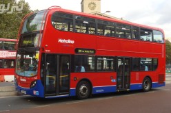 حافلة بطابقين تفقد سقفها بعد اصطدامها بالأشجار بلندن