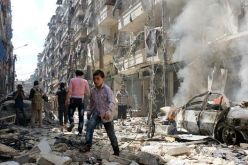 مقتل وإصابة 15 شخصا في غارات جوية على مدينة إدلب بسوريا