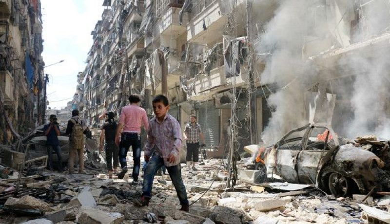 مقتل وإصابة 15 شخصا في غارات جوية على مدينة إدلب بسوريا