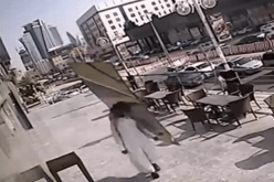 بالفيديو  شاب من أكبر المحظوظين في العالم