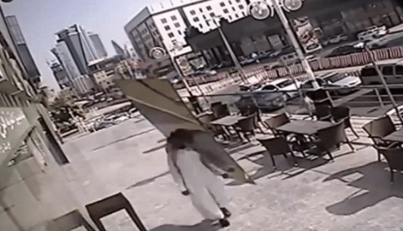 بالفيديو  شاب من أكبر المحظوظين في العالم