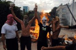 غاضبون يرمون شرطيين من هضبة في تصعيد خطير للأحداث