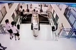 بالفيديو سلم كهربائي يبتلع امرأة