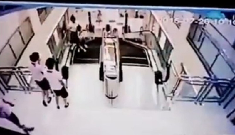 بالفيديو سلم كهربائي يبتلع امرأة