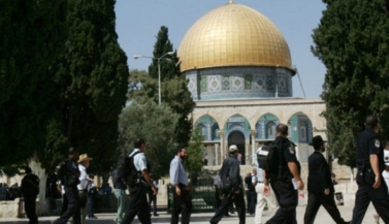 مستوطنون يقتحمون المسجد الأقصى بالقدس المحتلة تحت حماية الشرطة الإسرائيلية