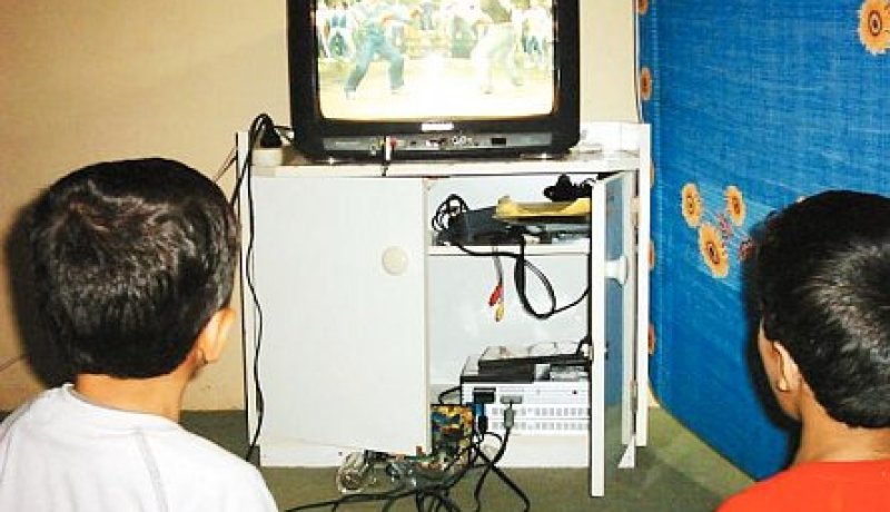 ثمرة تربية الفضائيات وألعاب الفيديو..أبناء يصرخون وآباء يتألمون