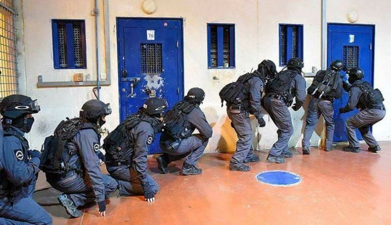 أسيرة فلسطينية تُهاجم سجّانات الاحتلال الصهيوني