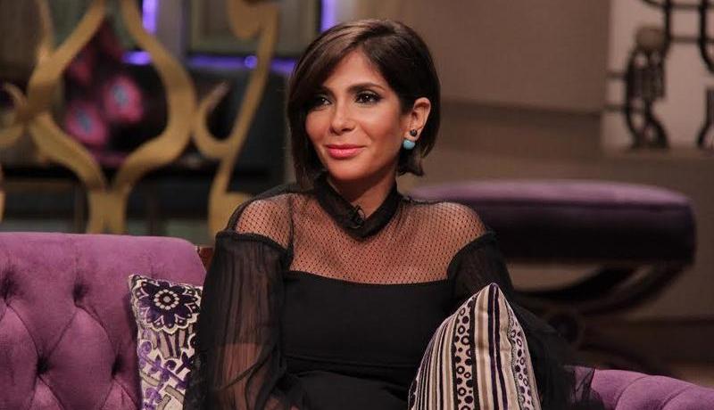 بالصور..رضيع منى زكي يرافقها في أول مهمة رسمية لها