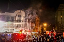 متظاهرون إيرانيون يشعلون النار في السفارة السعودية بطهران