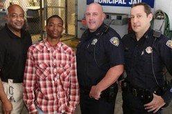 بالفيديو شاب ينقذ حياة شرطى أمريكى انتابته أزمة قلبية عقب القبض عليه