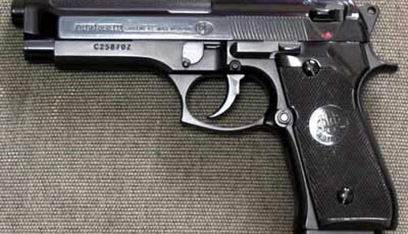 عصابة تسرق مسدسا من شقة ملازم أول للشرطة بالعاصمة لتبيعه لرجل أعمال‮ ‬