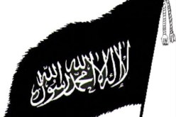 ملتحِ يحمل راية تنظيم القاعدة على دراجته ويتجول بها في شوارع العاصمة