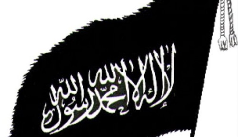 ملتحِ يحمل راية تنظيم القاعدة على دراجته ويتجول بها في شوارع العاصمة