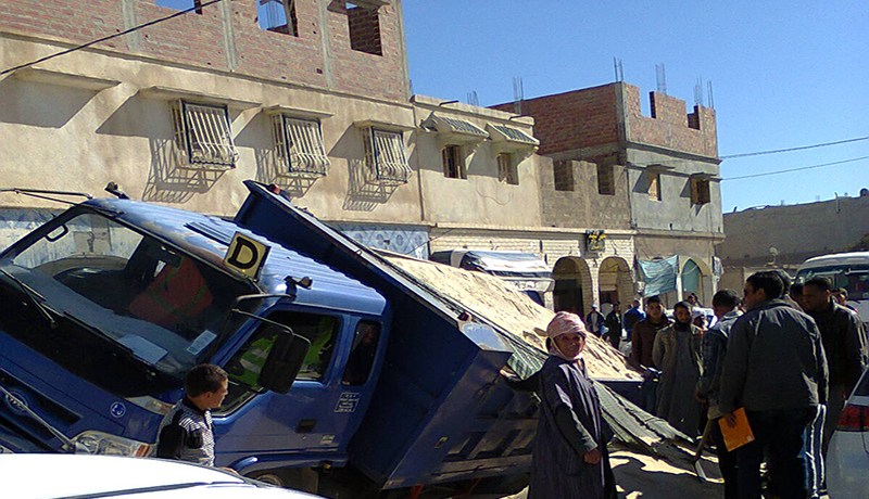 سقوط شاحنة لنقل مواد البناء داخل حفرة بعمق متر بالشريعة في تبسة