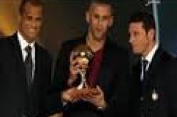 اسلام سليماني يهدي كرته الذهبية للرئيس عبد العزيز بوتفليقة