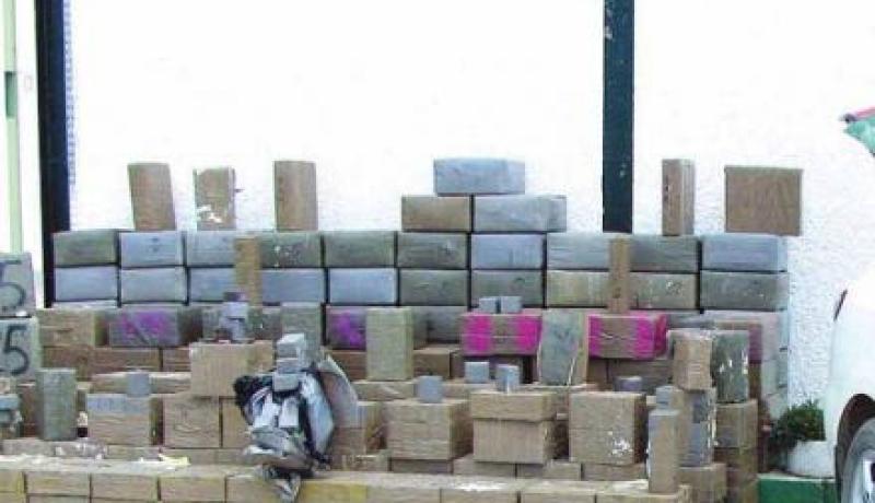 جمارك ورڤلة تحجز 30 قنطار كيف على متن شاحنة وتوقف 3 مهرّبين
