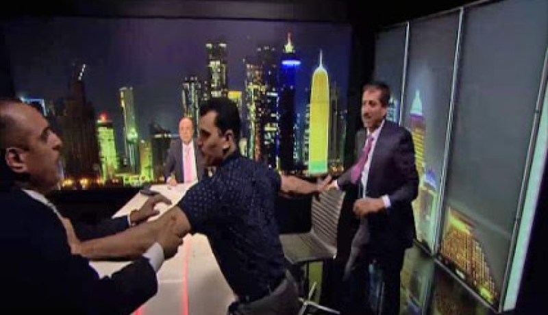 بالفيديو: اشتباكات بالأيدي بين ضيفي برنامج الاتجاه المعاكس