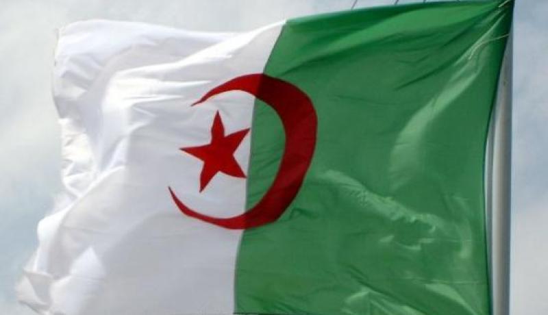 العثــور على 50 علما وطنيا في مزبلـة بعنابة