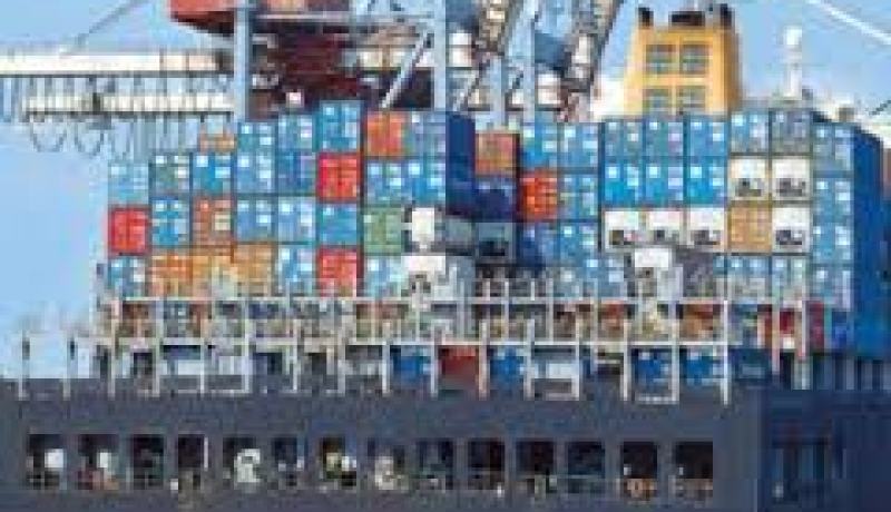 عاجل: انقلاب باخرة تحمل حاويات تجارية في ميناء وهران