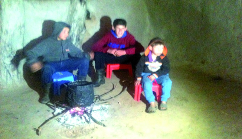 عائلة تقطن كوخا من الطين بداخله قذيفة صاروخ تعود للعهد الاستعماري في جيجل