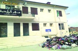 مواطنون يفرغون شاحنتي قمامة أمام مقر بلدية شعبة العامر في بومرداس