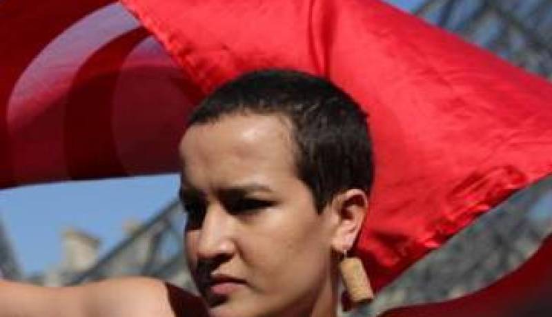 عربيات يتظاهرن «عاريات» أمام متحف اللوفـــر