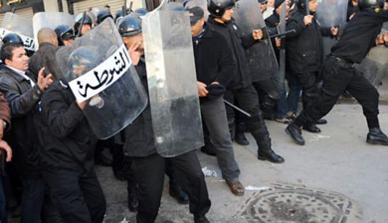 أكثر من 100 جريح من بينهم صحافيون.. في قمع أمني للمحتجّين في تونس