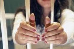 حسناء تُغري أصحاب المحلات لتمكين والدتها العجوز من السرقة في الرويبة