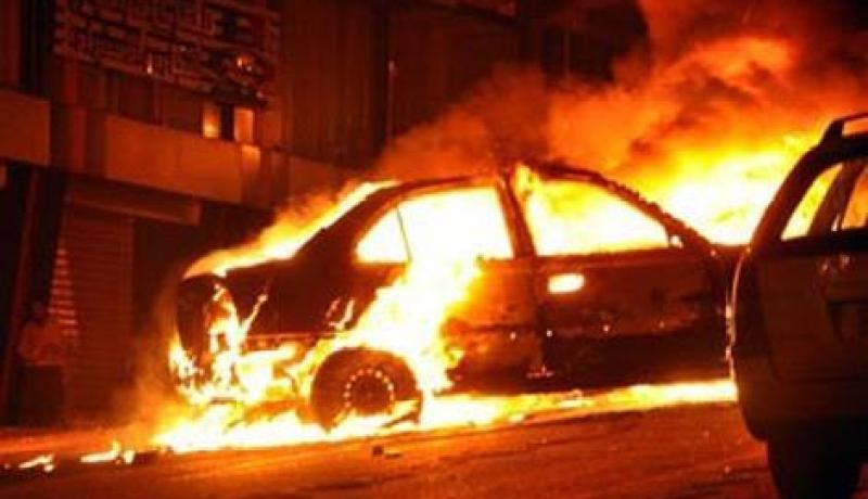 شاب يضرم النار في سيارته الفاخرة احتجاجا على سحب رخصة سياقته