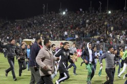جماهير الأهلي المصري تحرق مقر اتحادية الكرة ونادي الشرطة وتسرق كأس إفريقيا