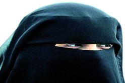 مطار باريس‮ ‬يُرحّل‮ ‬3‮ ‬سعوديات لرفضهن خلع النّقاب