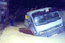 الأرض تبتلع شاحنة من الوزن الثقيل في بريكة بباتنة