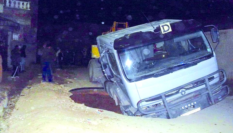 الأرض تبتلع شاحنة من الوزن الثقيل في بريكة بباتنة