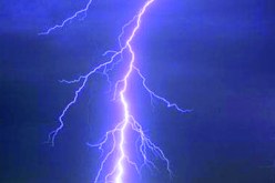 صاعقة رعدية تدمر محوّلا كهربائيا وتخلّف حالة رعب وسط السكان في الوادي