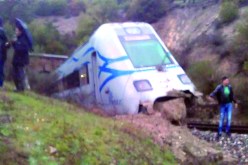 15 جريحا بعد انحراف قطار للمسافرين عن سكته في البويرة