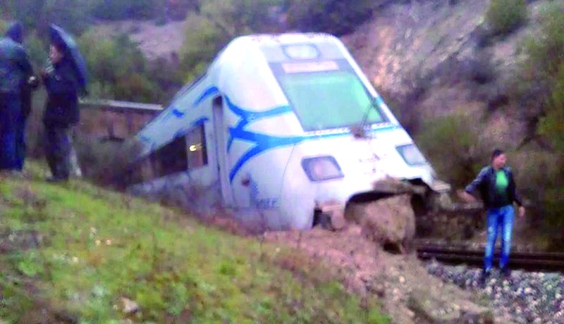 15 جريحا بعد انحراف قطار للمسافرين عن سكته في البويرة