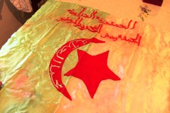 عائلة ترفع علما وطنيا نادرا مصنوعا سنة 1958 في مدريسة بتيارت
