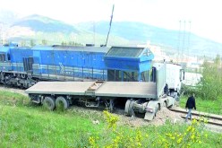 اصطدام قطار لنقل المسافرين بشاحنة مقطورة في عنابة