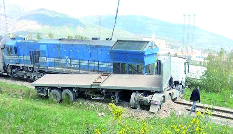 اصطدام قطار لنقل المسافرين بشاحنة مقطورة في عنابة
