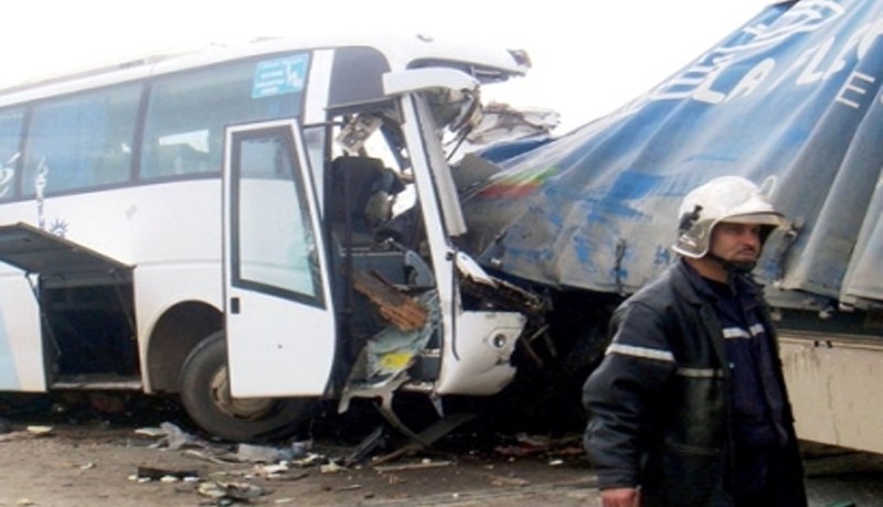 22 جريح في حادث إصطدام حافلة لنقل المسافرين بسيارة سياحية في الجلفة