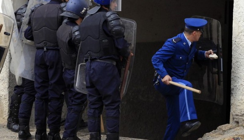 إصابة شرطي بعد مواجهات بالحجارة بين مناصرين بملعب بيروانة في تلمسان