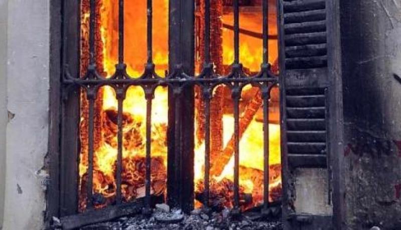 مجنون يعتدي على والده ضربا ويضرم النار في منزله العائلي ببودواو