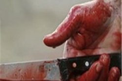 كهل يقطع شرايين يد شقيقه بسيف بعـدما حاول ضرب زوجته ووالــده العجـوز
