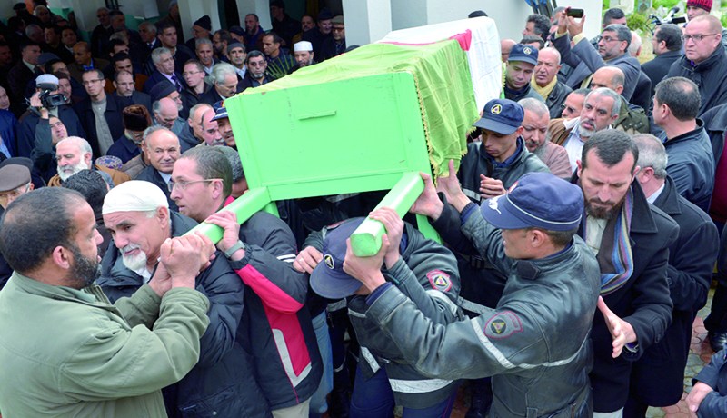 تشييع جنازة محمد لكحل الشرفاء بمقبرة بن عكنون